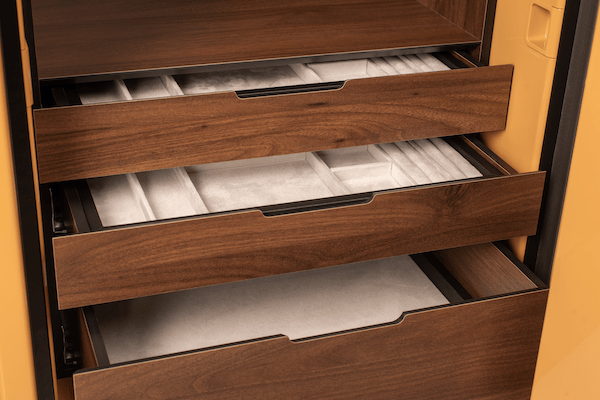 Détail luxe — Insigne signature